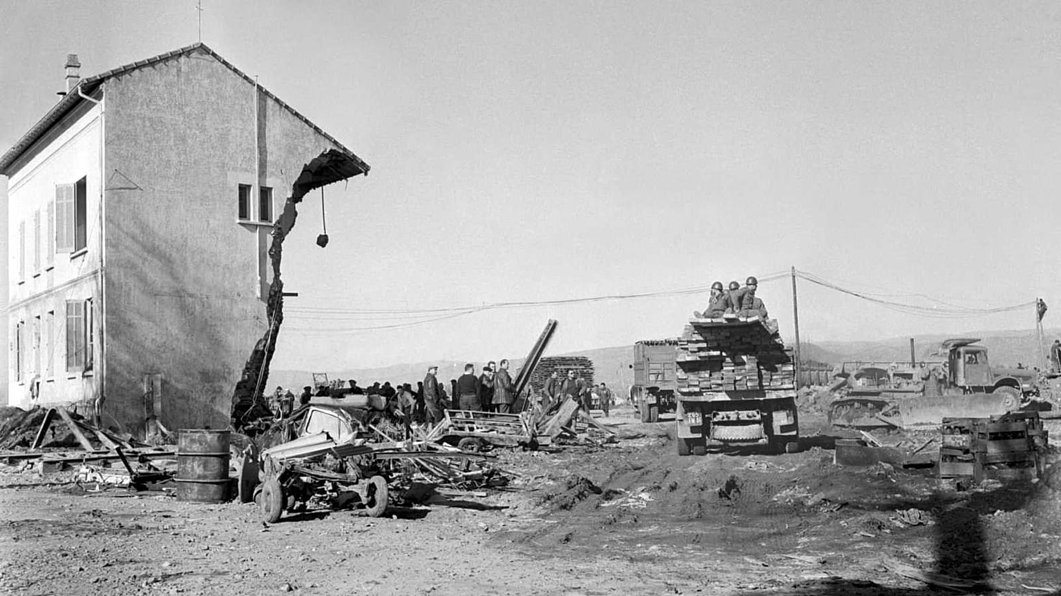 L'armée française participant aux opérations de secours à Fréjus, le 5 décembre 1959