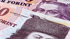 Nagyot erősödött a forint: stabilnak tűnik a 335-ös forint-euró árfolyam
