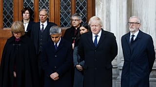 Die britischen Spitzenpolitiker nehmen an einer Trauerstunde in Gedenken der beiden Opfer teil