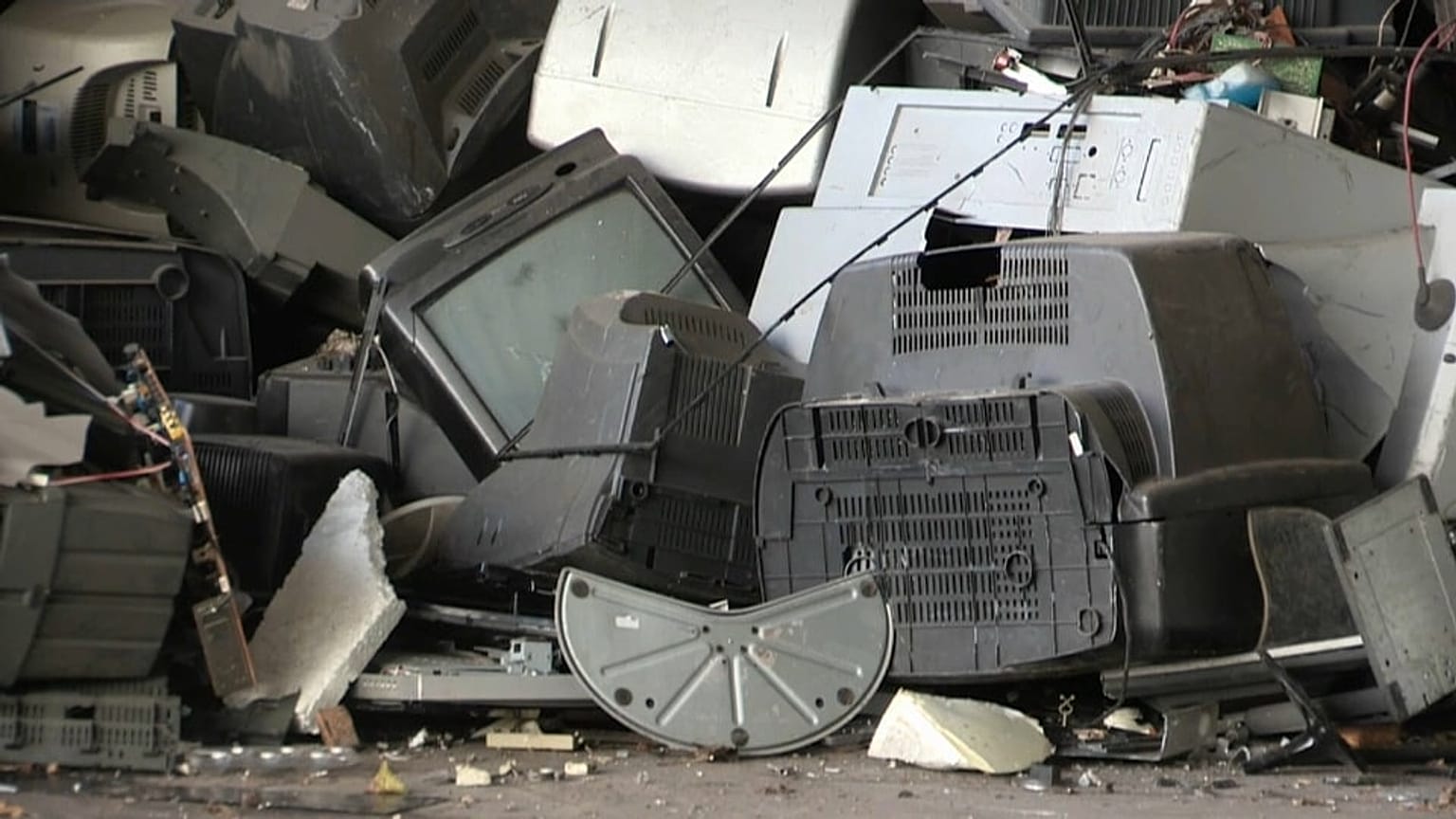 Eine Deponie voller Elektroschrott, der recyclet wird