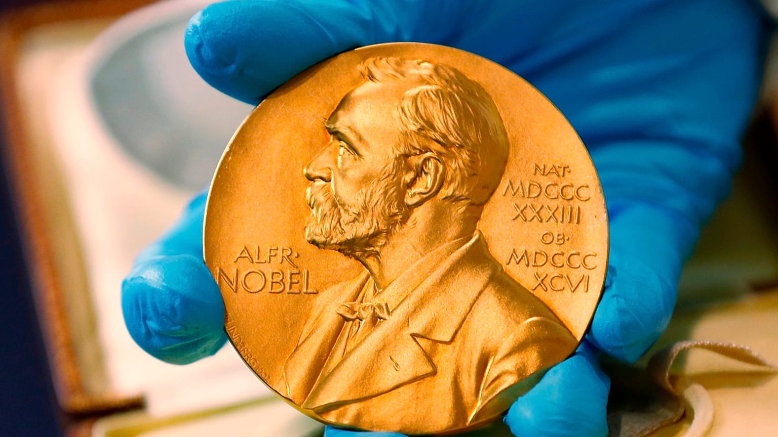 Nobel Edebiyat Ödülü komitesinin iki dış üyesi istifa etti
