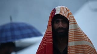Мигранты встречают первый снег в палатках
