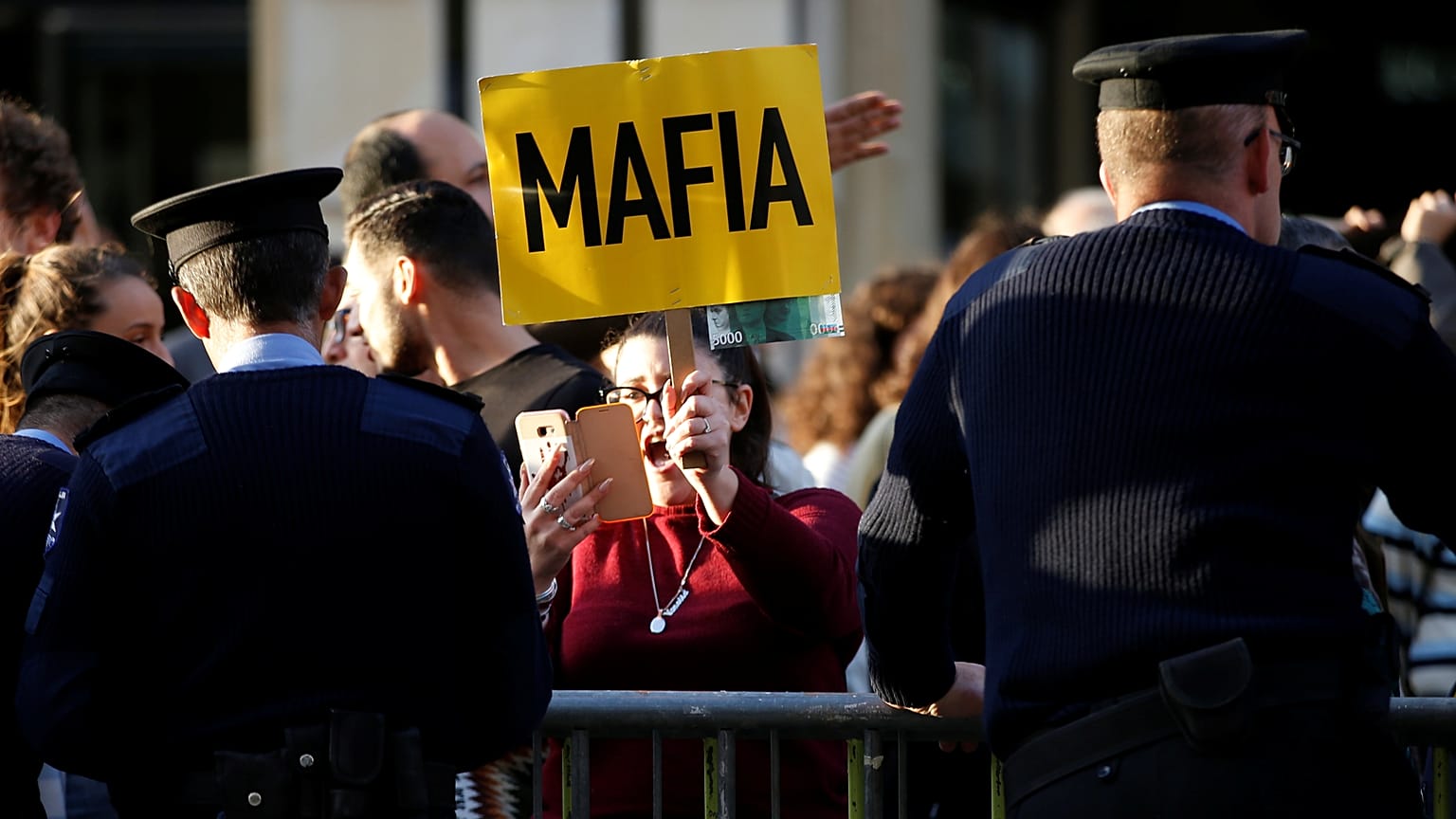 Un muro de indignación popular "sella" durante horas el Parlamento de Malta