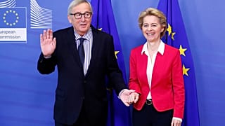 Ursula von der Leyen, presidenta de la Comisión Europea, y Jean-Claude Juncker, presidente saliente en una ceremonia oficial de entrega en Bruselas, el 3 de diciembre de 2019.