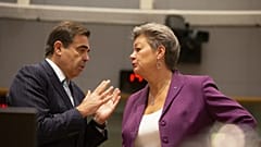 O grego Margaritis Schinas e a sueca Ylva Johansson vão trabalhar juntos na Comissão