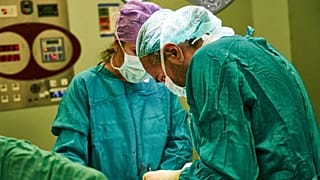 Yurt dışında çalışmak isteyen hekim sayısı son yedi yılda 15 kat arttı: Doktorlar 'kaçıyor' mu?