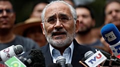 Carlos Mesa, candidato de la oposición boliviana, habla con los medios de comunicación durante una conferencia de prensa en La Paz, Bolivia, el 10 de noviembre de 2019.