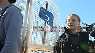 Greta pisa tierra en Lisboa