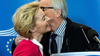 Ursula von der Leyen et Jean-Claude Juncker à Bruxelles, le 3 décembre 2019.