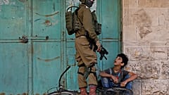 جندي إسرائيلي يحتجز طفلاً فلسطينياً خلال مظاهرة مناهضة لإسرائيل في الخليل بالضفة الغربية المحتلة من قبل إسرائيل- 29/11/2019