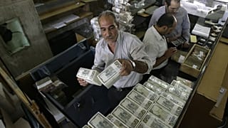 سوريا: انخفاض قياسي في سعر الصرف.. الدولار مقابل 975 ليرة والعتب على لبنان