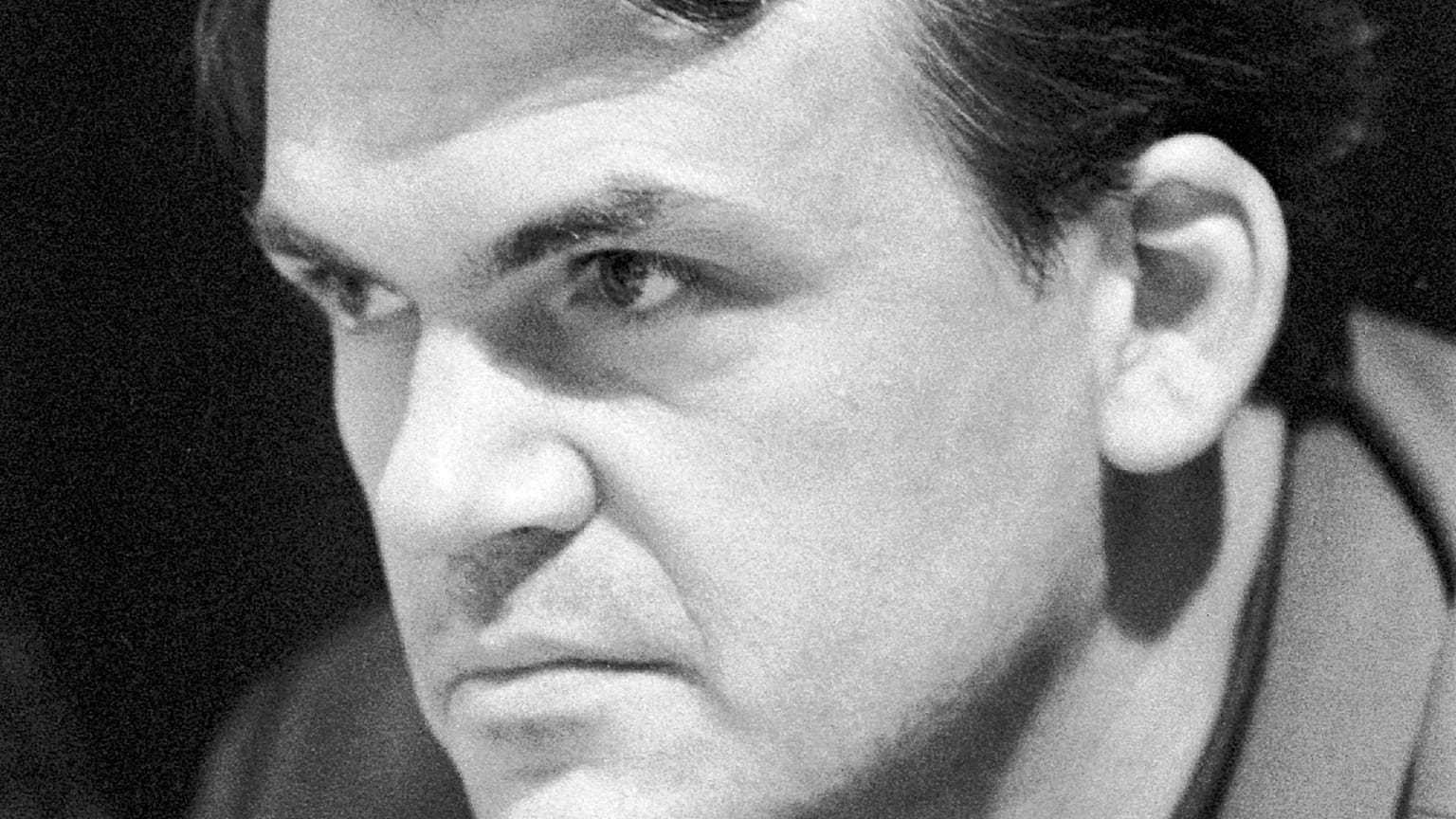 Милану Кундере вернули чешское гражданство
