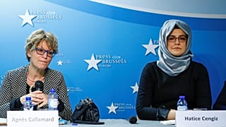 آنی‌یس کالامار، بازرس ویژه سازمان ملل در کنار خدیجه چنگیز، نامزد جمال خاشقجی