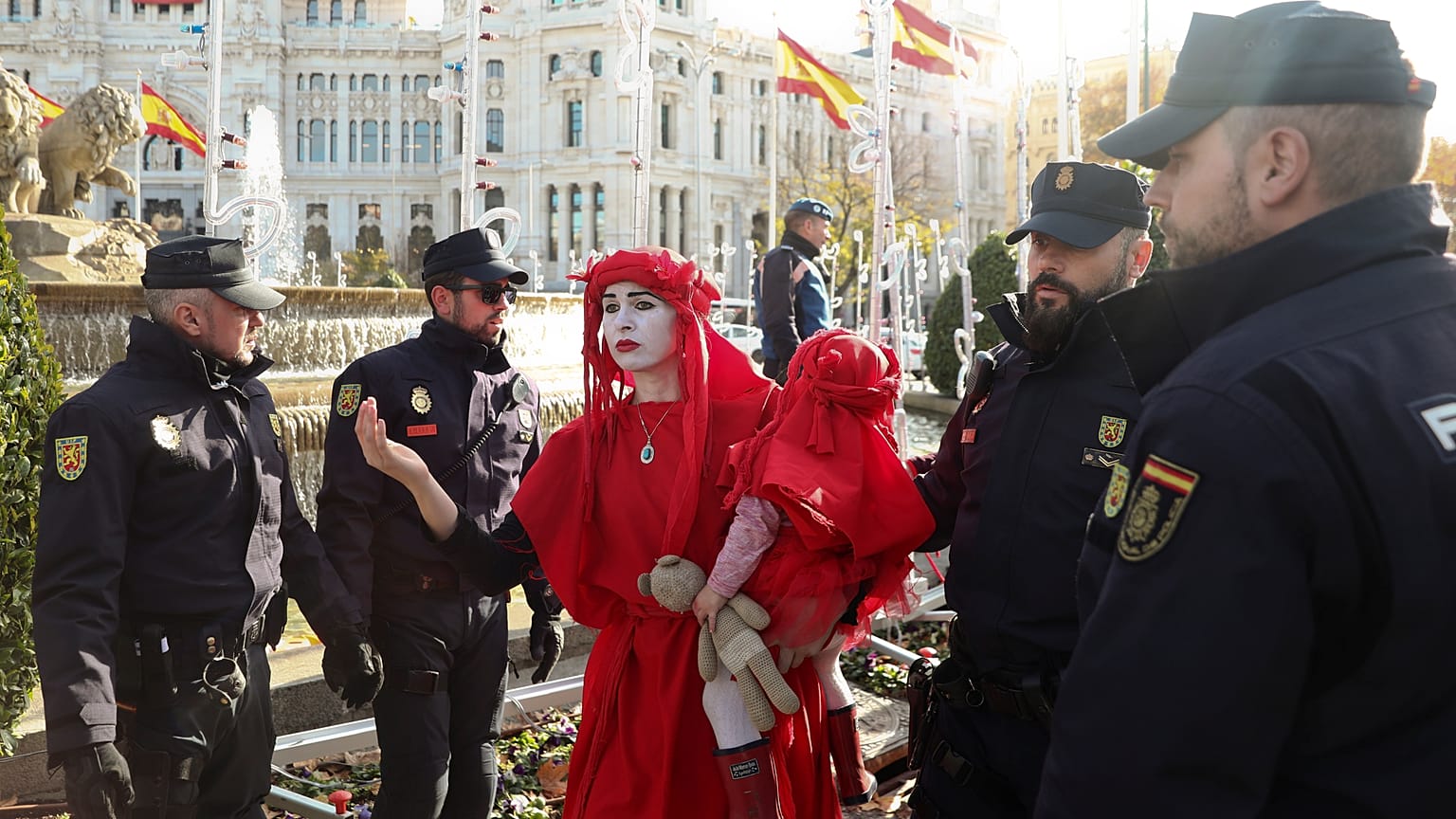 أعضاء من مجموعة "Extinction Rebellion" ينظمون احتجاجًا في العاصمة مدريد خلال المؤتمر الخامس والعشرين للمناخ. 3/12/2019