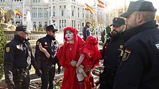 أعضاء من مجموعة "Extinction Rebellion" ينظمون احتجاجًا في العاصمة مدريد خلال المؤتمر الخامس والعشرين للمناخ. 3/12/2019