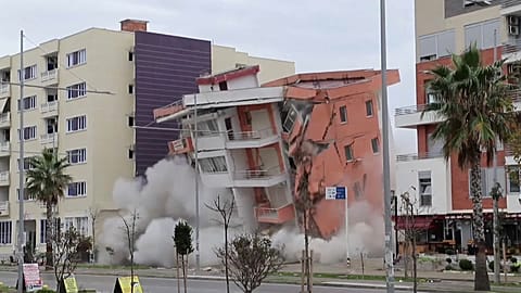 Deprem'de zarar gören bina kontrollü şekilde yıkıldı