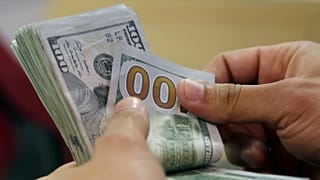 شخص يعد النقود- أرشيف رويترز