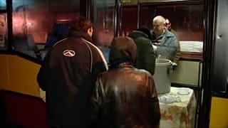 Minden hajléktalannak jut egy kis melegség a lengyel buszon