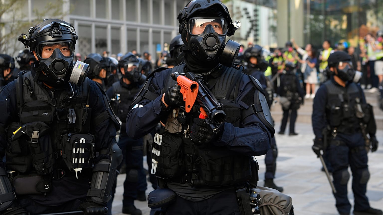 Hong Kong polisinden üniversite baskını: Binlerce molotof kokteyli, yüzlerce silah bulundu