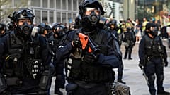 Hong Kong polisinden üniversite baskını: Binlerce molotof kokteyli, yüzlerce silah bulundu