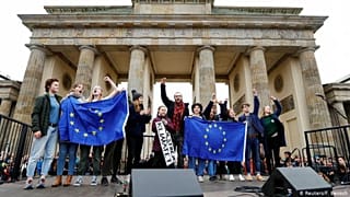 Greta Thunberg ve çevreci aktivistler Berlin'de gösteri yapıyor