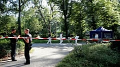 Alman polisler, Berlin'de Gürcistan vatandaşının vurulduğu noktada araştırma yaparken
