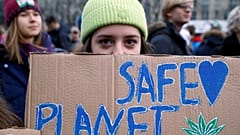 Una activista con una pancarta en una manifestación, parte de la Huelga Climática Global del movimiento "Viernes para el Futuro" en Varsovia, Polonia, el 29 de noviembre, 2019