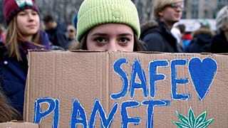 Una activista con una pancarta en una manifestación, parte de la Huelga Climática Global del movimiento "Viernes para el Futuro" en Varsovia, Polonia, el 29 de noviembre, 2019