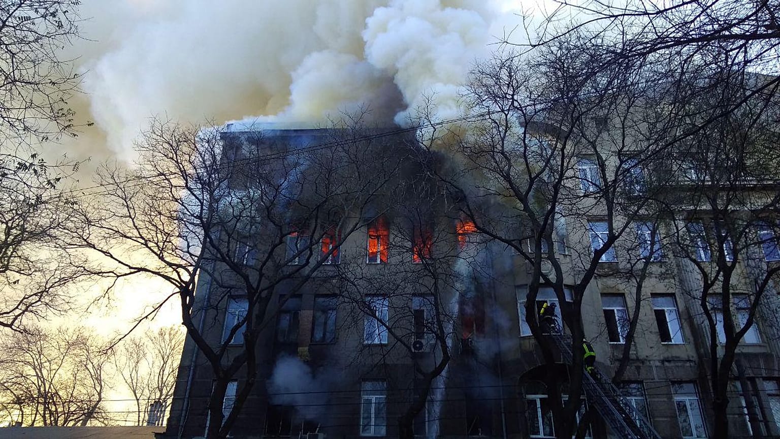Крупный пожар в одесском колледже экономики, права и гостиничного бизнеса