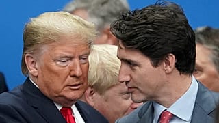 El presidente de Estados Unidos Donald Trump conversa con el primer ministro de Canadá, Justin Trudeau en la cumbre de la OTAN, Reino Unido, el 4 de diciembre de 2019