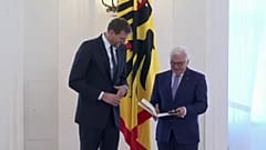 Ehrung für Dirk Nowitzki - Basketball-Legende erhält Bundesverdienstkreuz