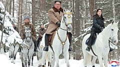 Kim Jong Un, eşi ve generalleri 