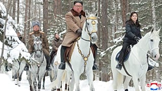 Kim Jong Un, eşi ve generalleri