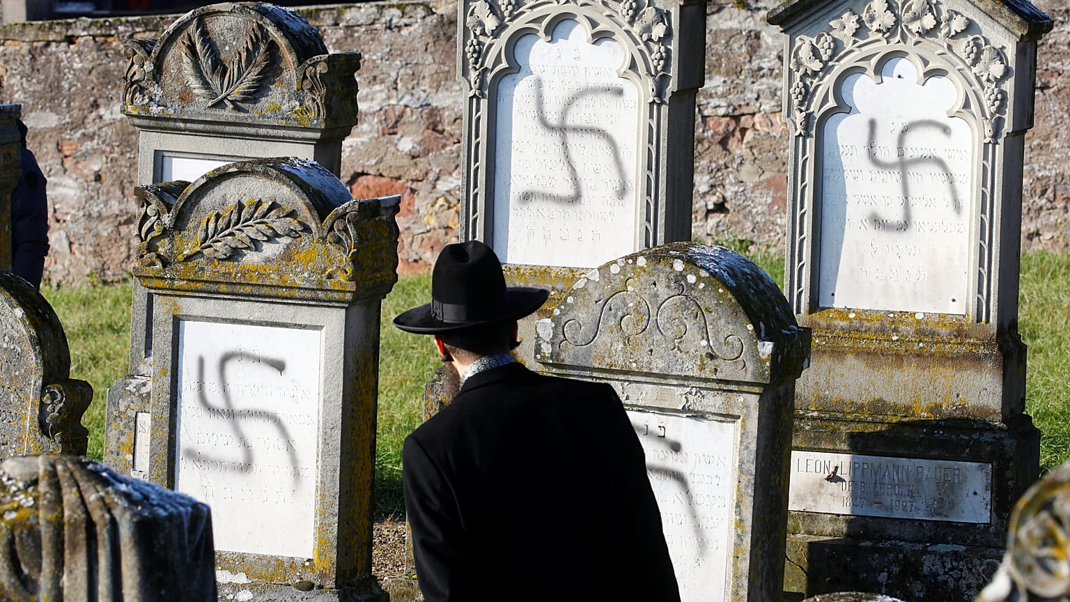 Gyűlöletellenes hivatalt nyitnak a franciák