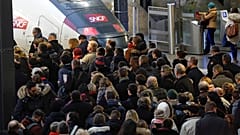 Il giovedì di passione della Francia, in sciopero contro la riforma delle pensioni