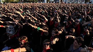 Miles de chilenas entonan y bailan al unísono el cántico feminista "Un violador en tu camino" 