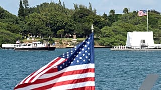 US President Barack Obama and Japanese Prime Minister Shinzo Abe arrive at the USS Arizona Memorial at Joint Base Pearl Harbor-Hickam in Honolulu, Hawaii, December 27, 2016.