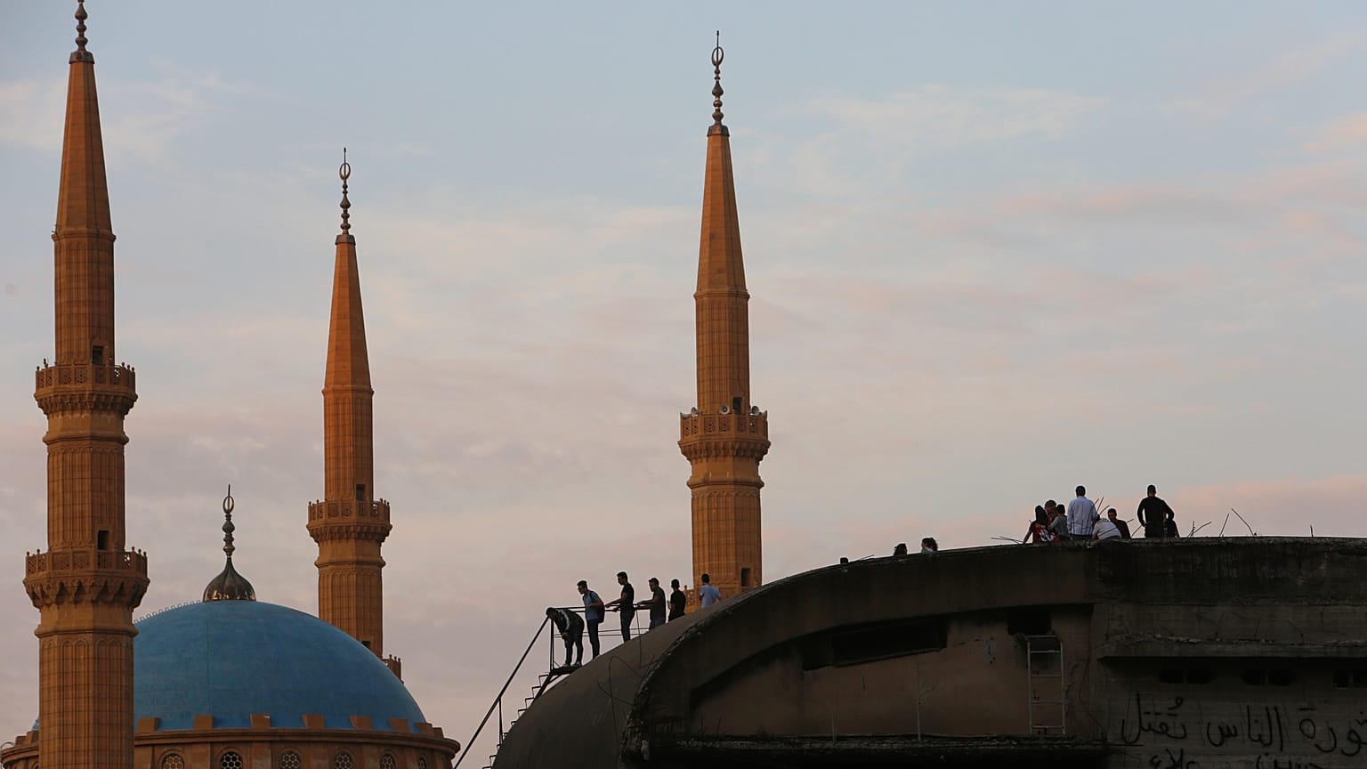 تسجيل عدة حالات انتحار في لبنان.. وتزايد غضب الشارع ضدّ السلطة 