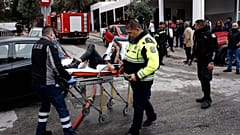 Πυροσβέστες απεγκλωβίζουν ανθρώπους που εγκλωβίστηκαν στο ξενοδοχείο Athenaeum Palace 