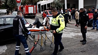 Πυροσβέστες απεγκλωβίζουν ανθρώπους που εγκλωβίστηκαν στο ξενοδοχείο Athenaeum Palace 