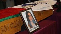 Ordu'nun Altınordu ilçesinde, uğradığı bıçaklı saldırı sonucu yaşamını yitiren üniversite öğrencisi Ceren Özdemir için Ordu Üniversitesinde tören düzenlendi.