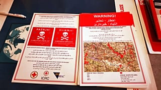 Minen in Bosnien: Flyer warnen Geflüchtete in 5 Sprachen