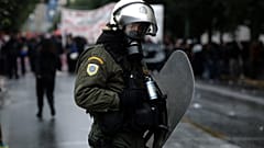 Αστυνομικός των ΜΑΤ στέκεται μπροστά στους διαδηλωτές (αρχείου)