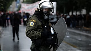 Αστυνομικός των ΜΑΤ στέκεται μπροστά στους διαδηλωτές (αρχείου)