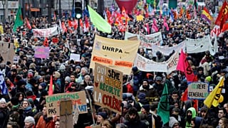 Une partie du cortège de la manifestation à Paris, le 5 décembre 2019