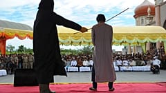 Açe'de kumar oynayanlar, alkol tüketenler, eş cinsel veya evlilik öncesi ilişkiye girenler halk önünde değnek cezasına çarptırılıyor