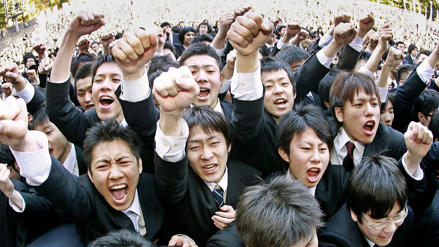 Japonya'da lise öğrencileri mezuniyet töreni