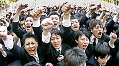 Japonya'da lise öğrencileri mezuniyet töreni