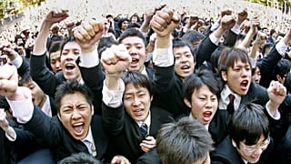Japonya'da lise öğrencileri mezuniyet töreni
