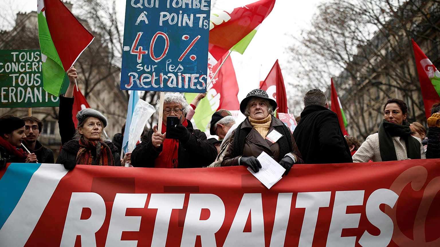Nuove date, nuove mobilitazioni. In Francia la protesta non va in pensione